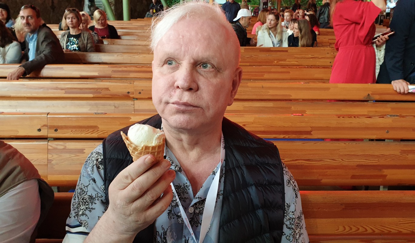 До слез: в Могилеве на доме Бориса Моисеева открыли памятную доску