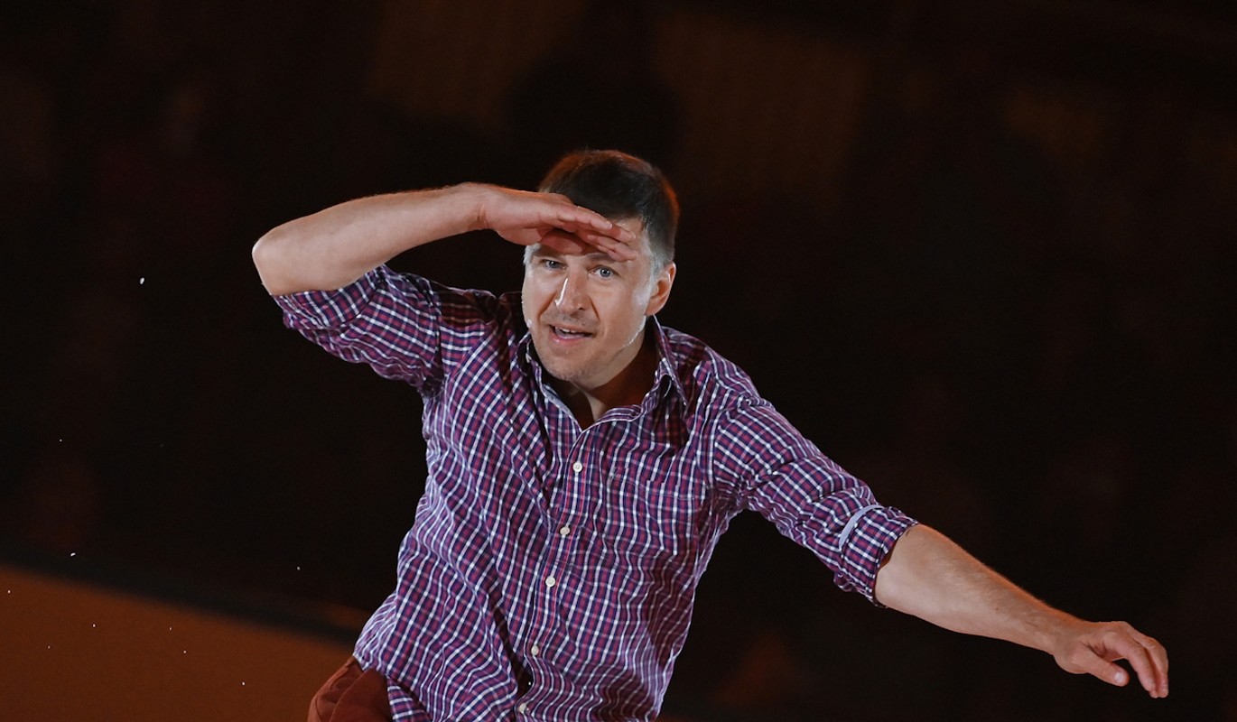 "Я парень огонь": Ягудин потер скалкой неприкрытую часть тела с волосами