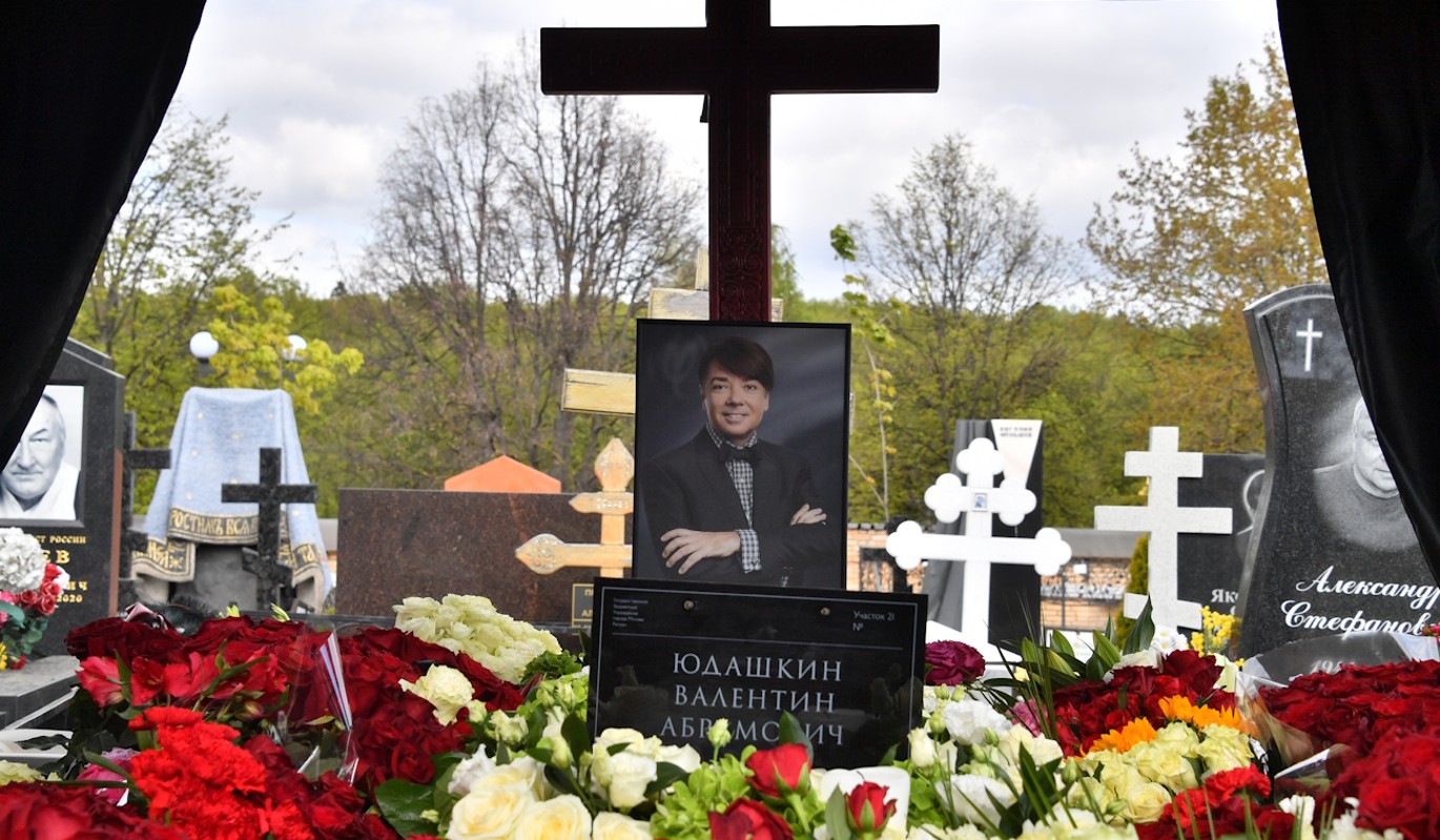 "Валечке светлая память": схоронившая Юдашкина жена нашла ключ к счастью