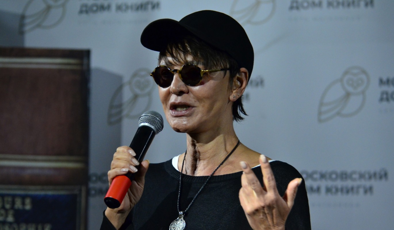 Стала похожа на буддийского монаха: Хакамада о борьбе особенной дочери с онкологией