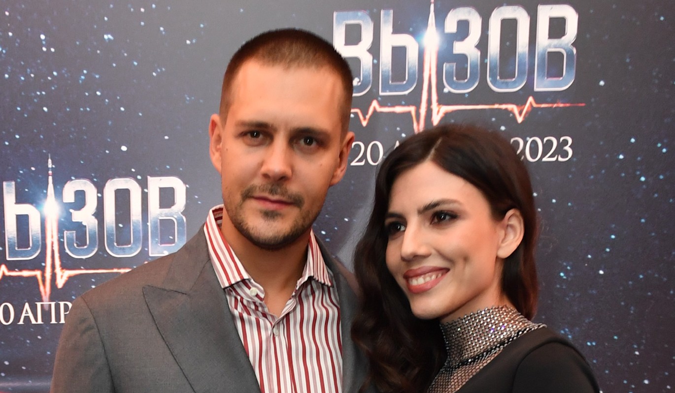 Милош Бикович препятствует демонстрации живота беременной возлюбленной. Почему?