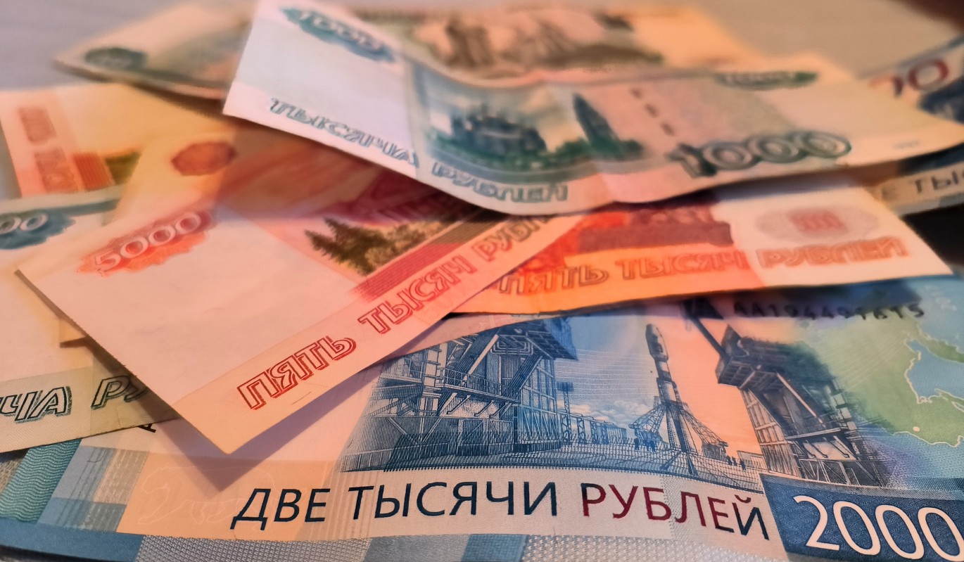 Зарплаты растут: людям каких профессий стали платить больше