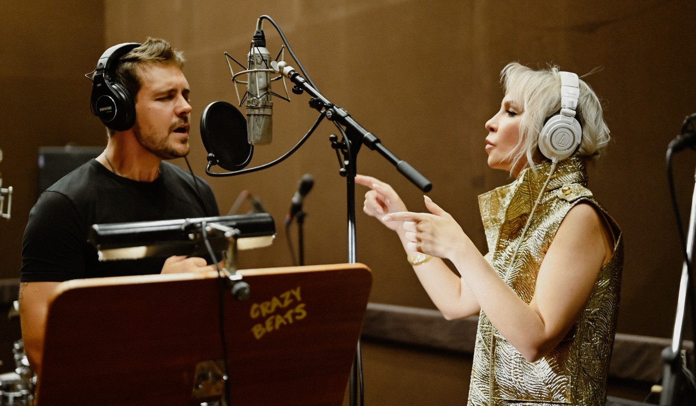 Замена уехавшей Пугачевой: красавец-актер Бикович стал певцом