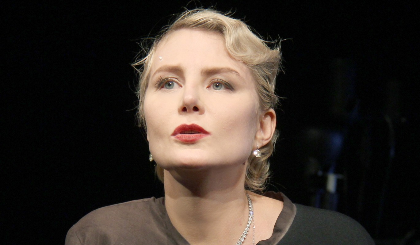 Беглянка Литвинова неожиданно появилась на праздновании юбилея МХТ в центре Москвы