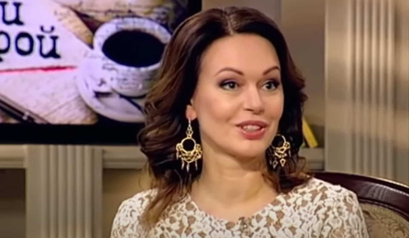 "Акушеры показали мне ребенка": 58-летняя Безрукова рассказала о рождении сына