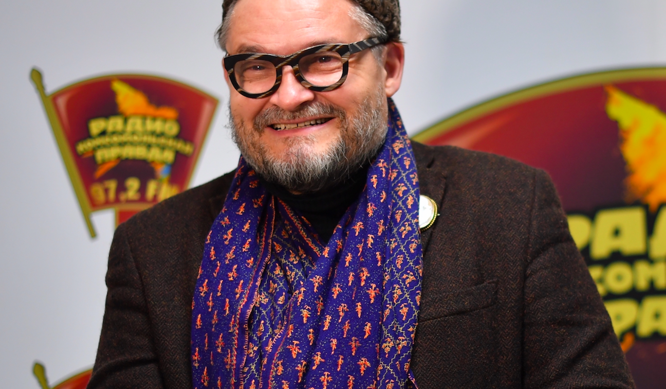 Модельер Александр Васильев рассказал, что лучше надеть на новогодний ужин