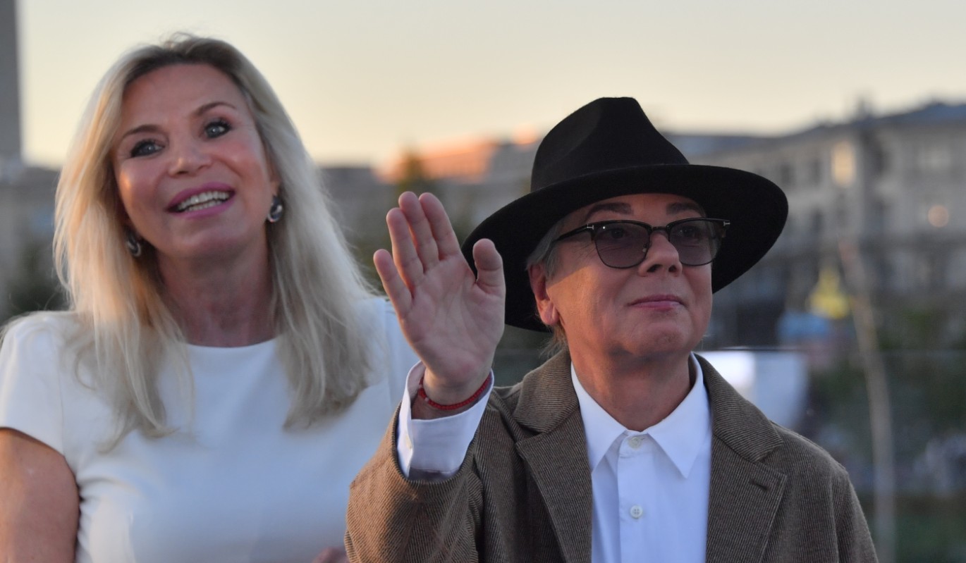 По стопам Ивлеевой: вдова Юдашкина снялась в полупрозрачном топе