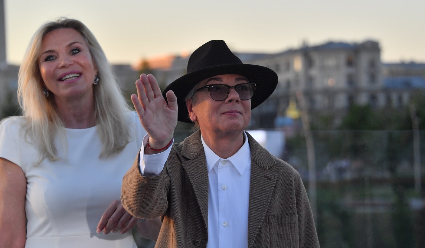 Веселая вдова Юдашкина появилась в компании галантного мужчины