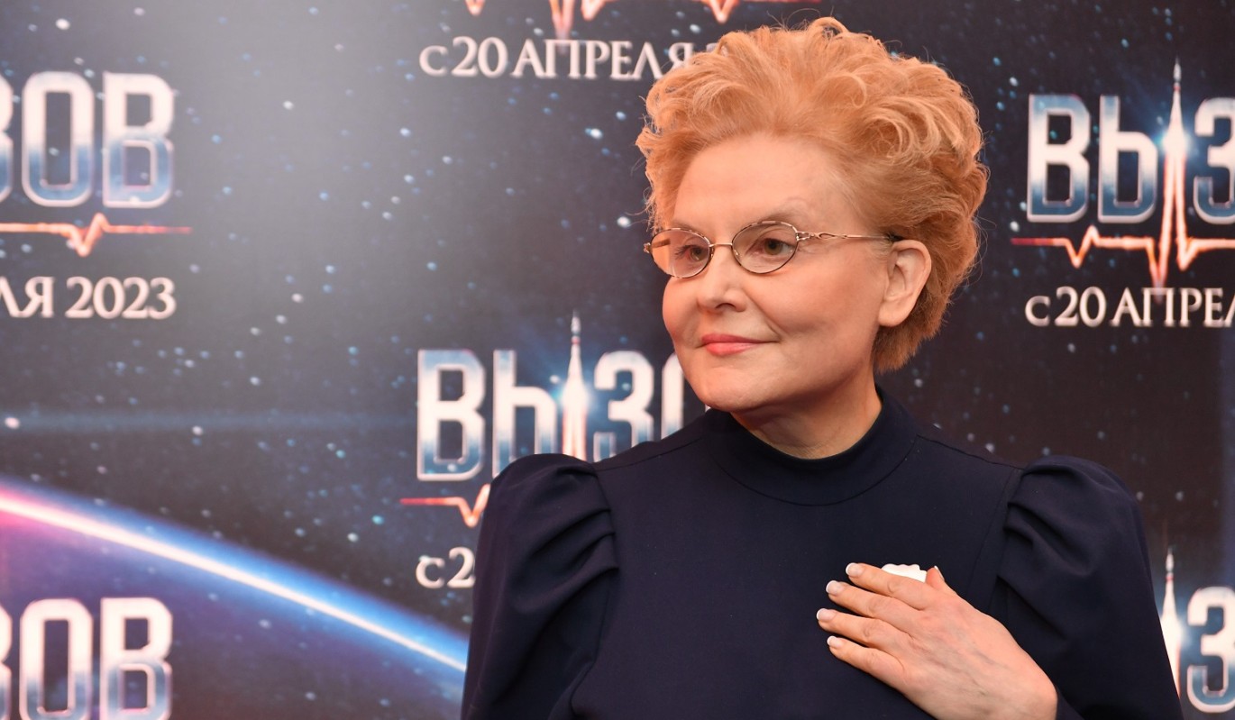 Черненькая мохнатка: Малышева показала киску на публике