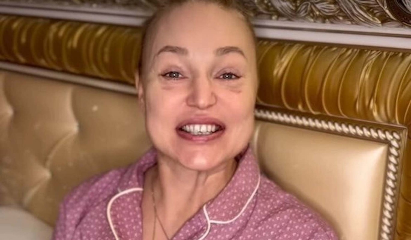 Старается держаться: Алла Довлатова приходит в себя после операции