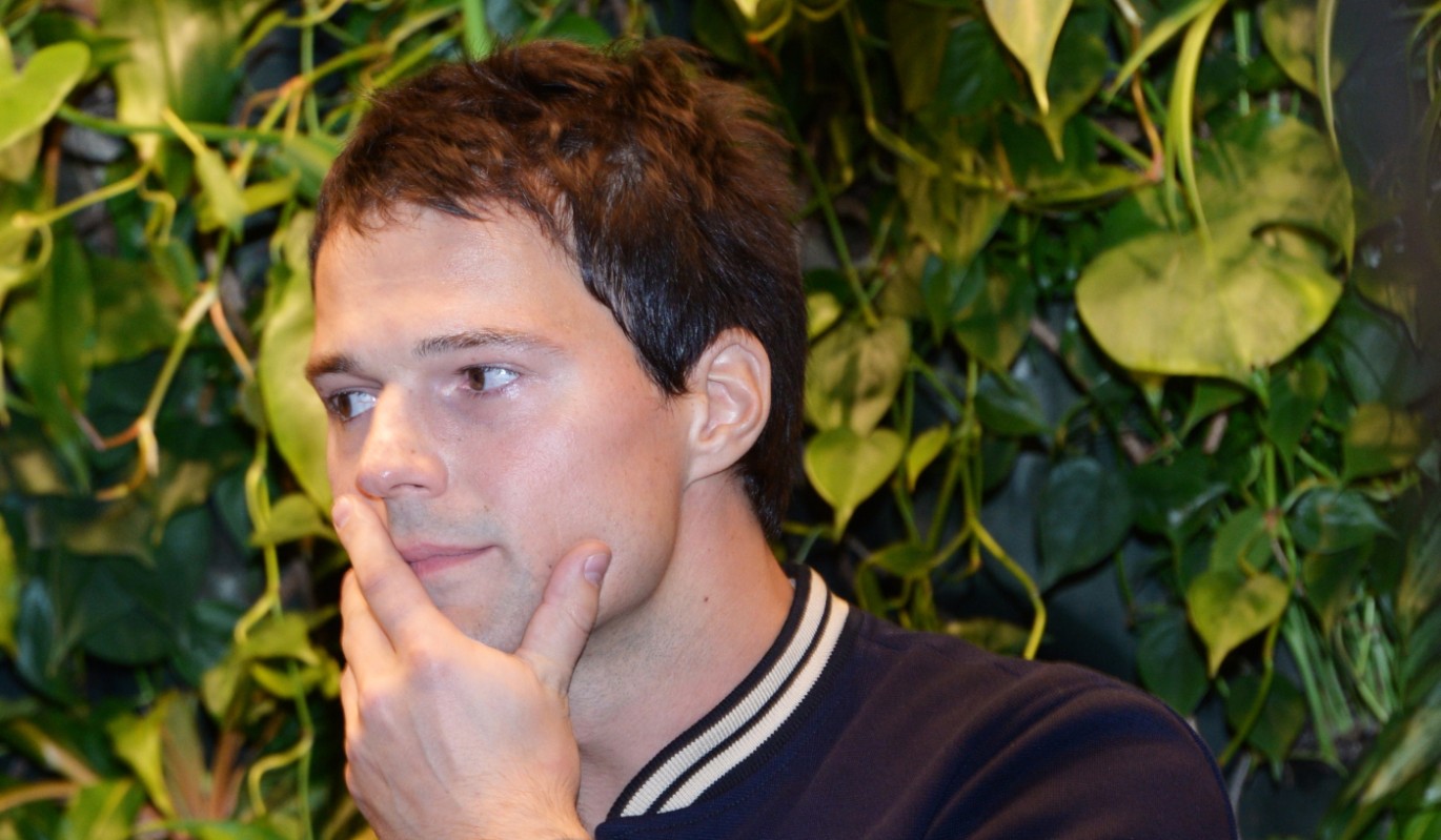 А как же Акиньшина? Козловский жмется с очередной девицей