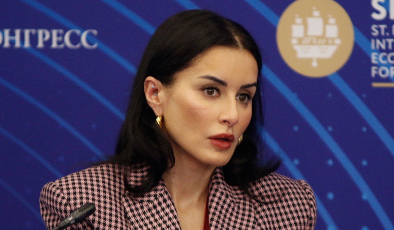 Властвующая на телевидении Канделаки лезет из кожи вон ради контроля