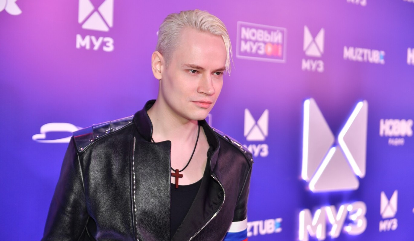 Потрепал за белокурую челку: певец Шура сравнил SHAMAN с лошадью 