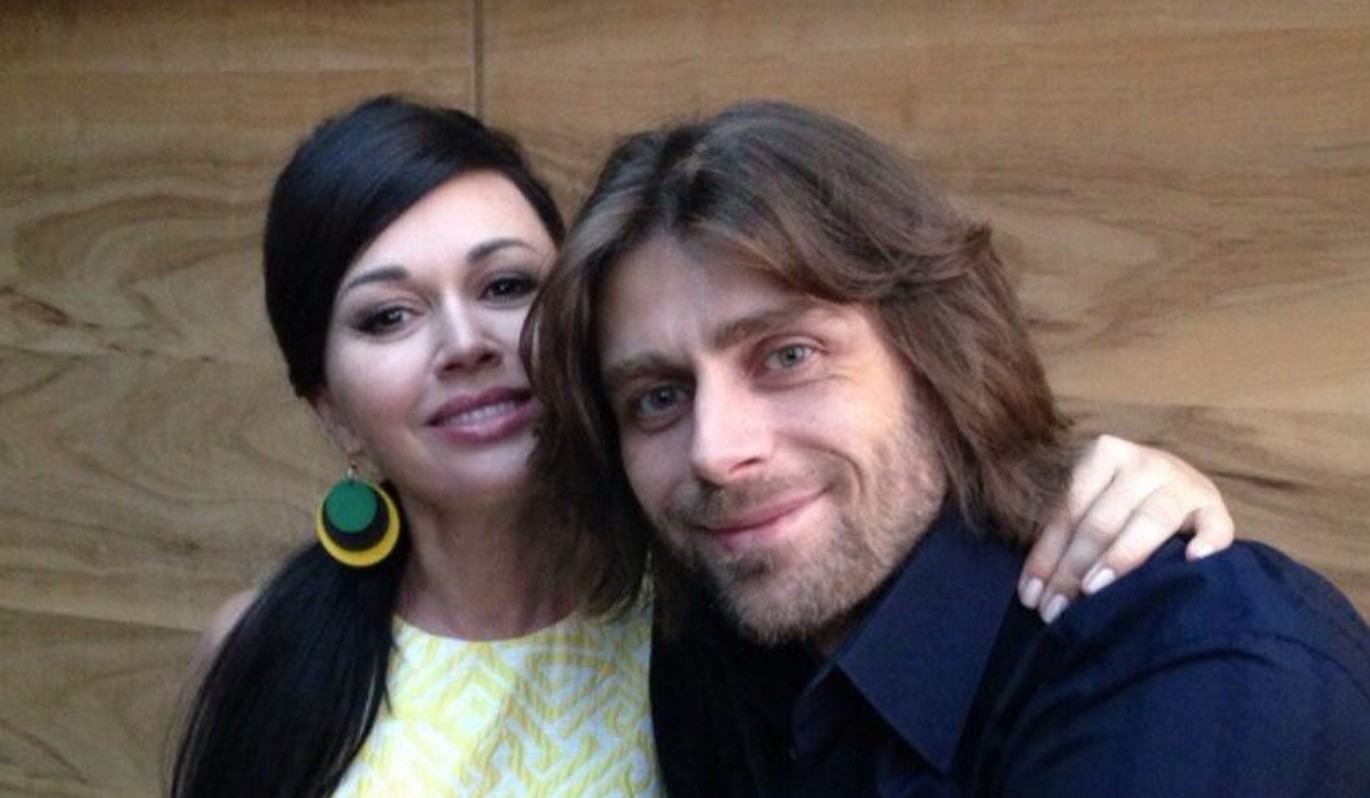 Близким сгоревшей в 53 года Заворотнюк пытается помочь специалист