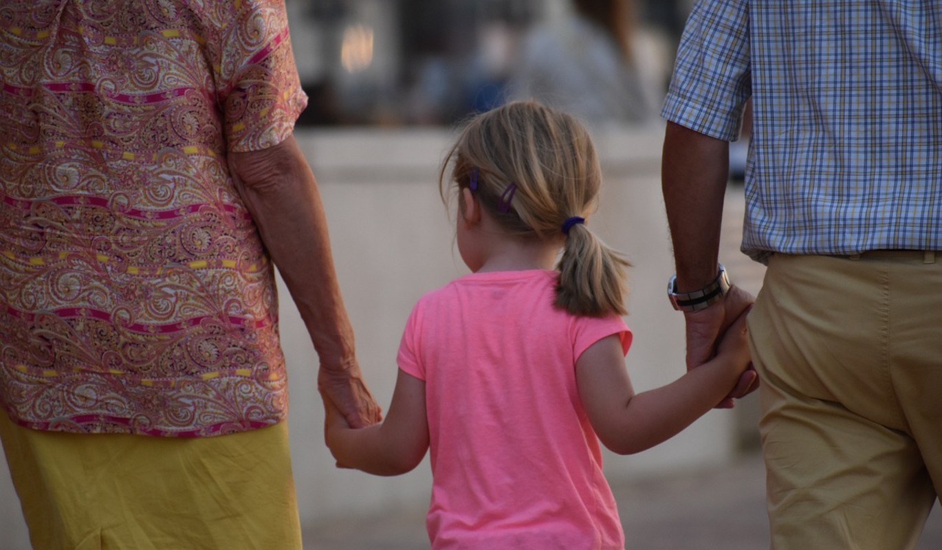 Бабушки и дедушки лезут в воспитание детей: как отстаивать личные границы без войны