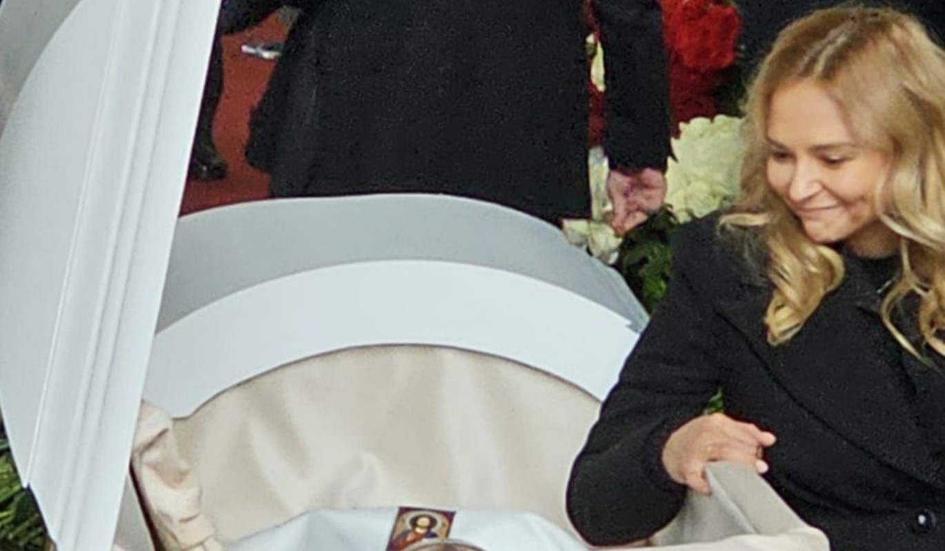 Улыбавшаяся и певшая у гроба Левкина красивая вдова объяснилась за неправильную скорбь