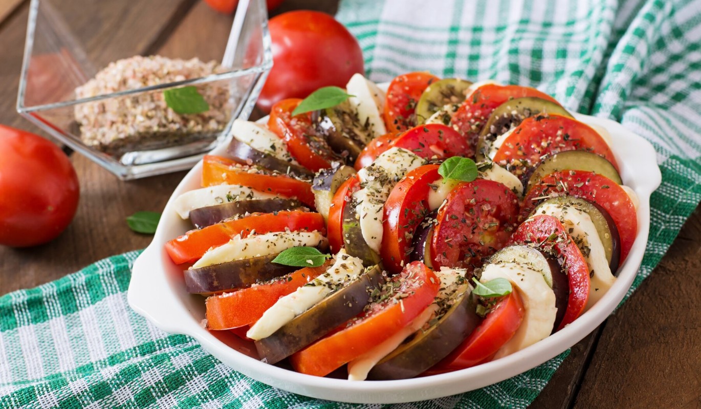 Необычный капрезе: рецепт знаменитого салата в новом исполнении  с баклажаном