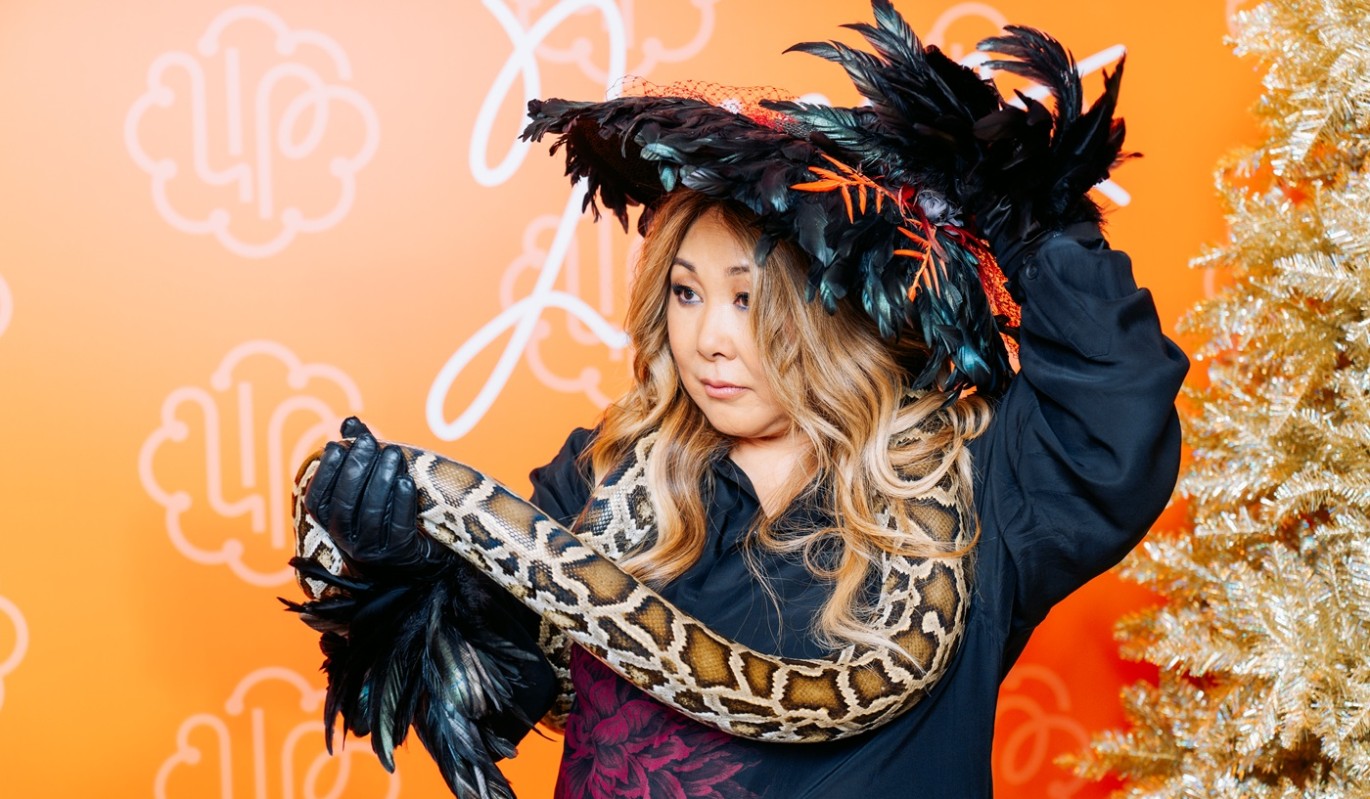 До слез: поступок Аниты Цой потряс работающих с ней повара, водителя и уборщицу