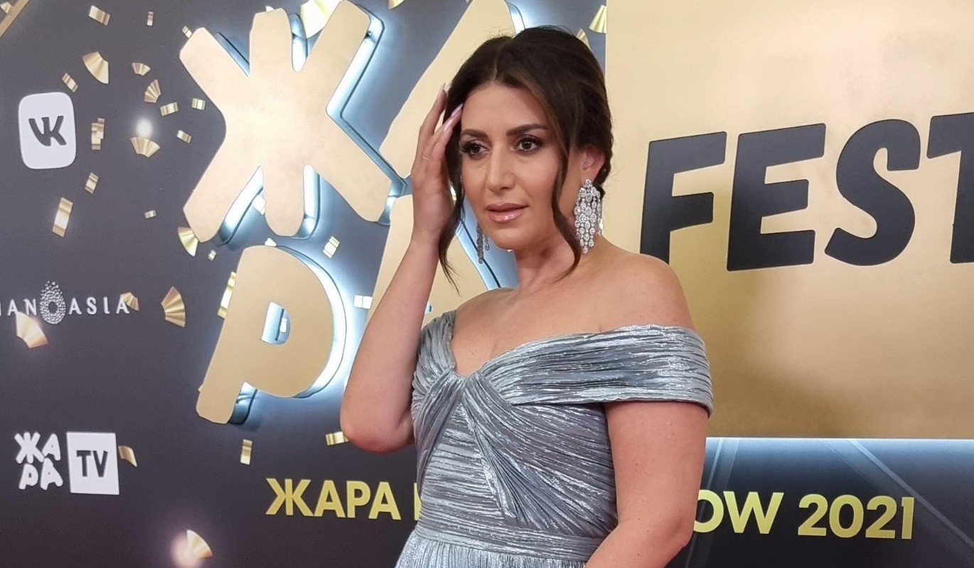 Жасмин поздравила читателей "Дни.ру" с Новым годом!