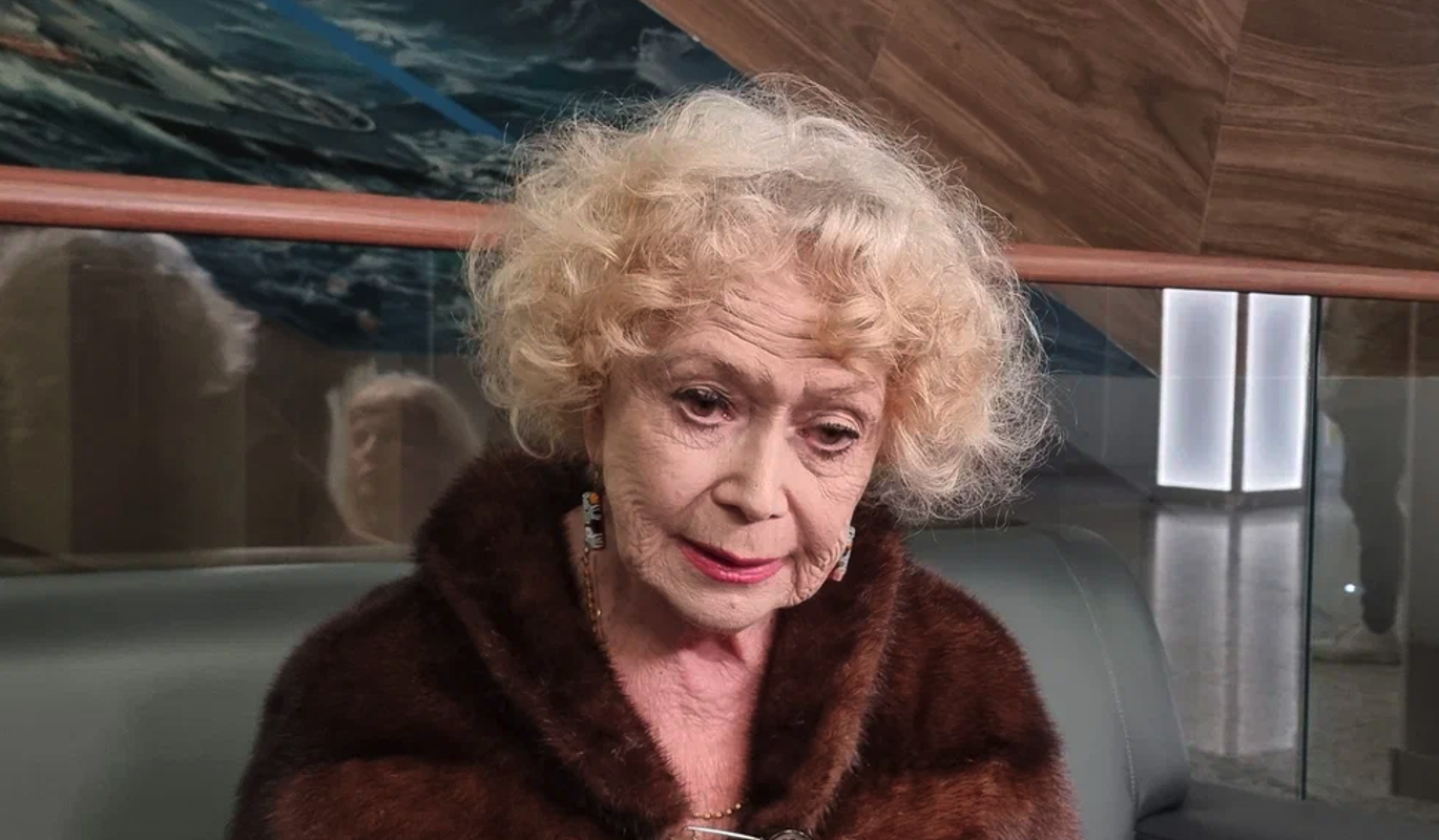 Звезда "Служебного романа" Немоляева отреагировала на известие о смерти близкого человека