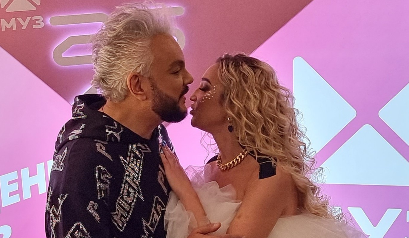 ТЕСТ: Сможете ли вы определить этих знаменитостей по фотографии части лица?