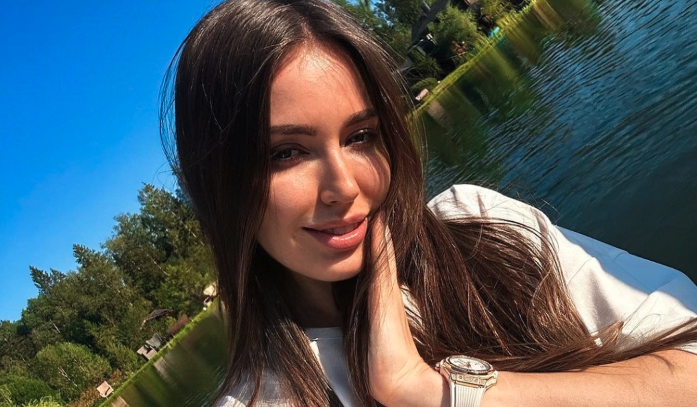 Вызвавшая недоумение Костенко сцепилась с уколовшей ее поклонницей