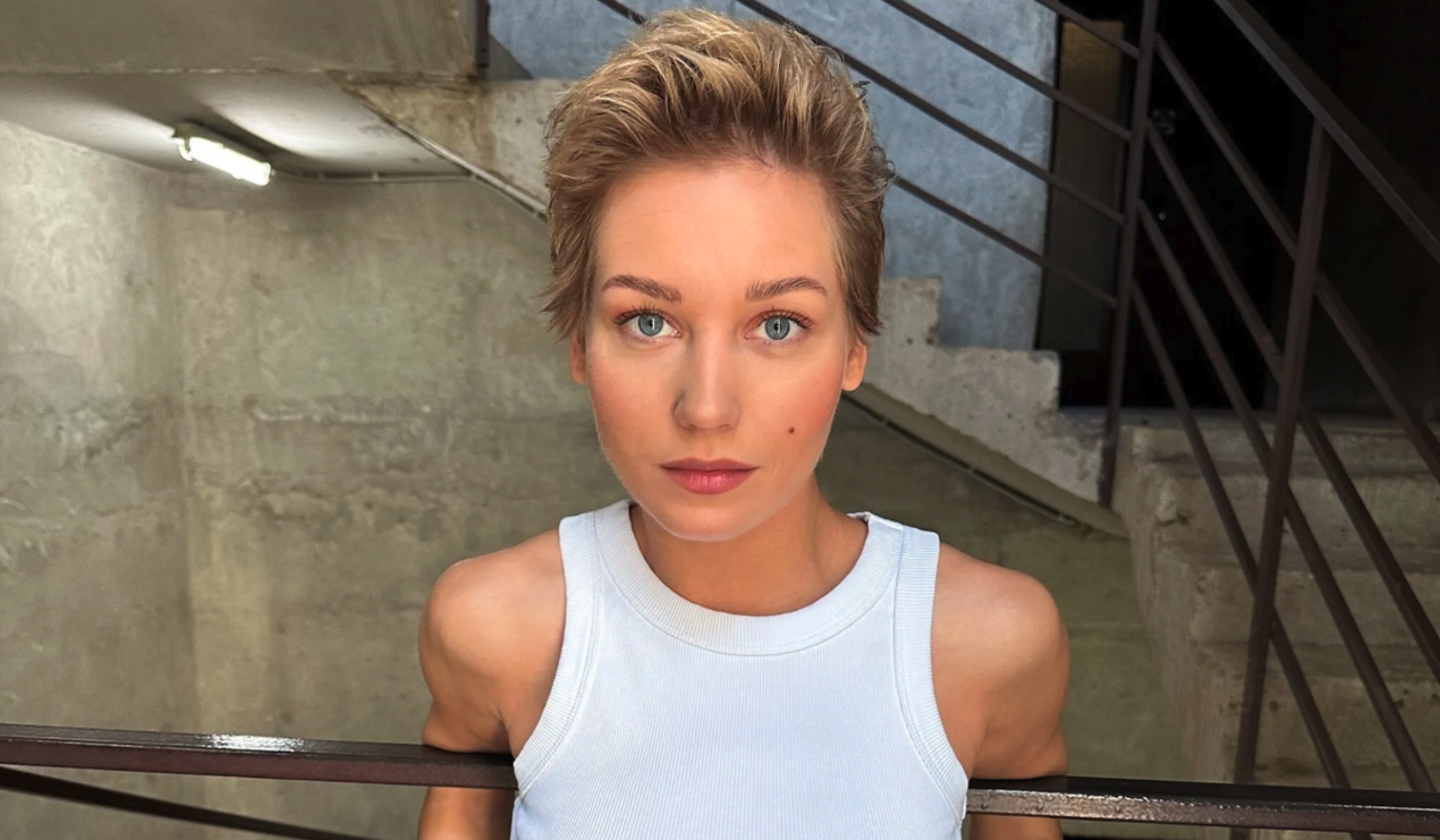 Названа стоимость элегантного платья вышедшей в свет Асмус