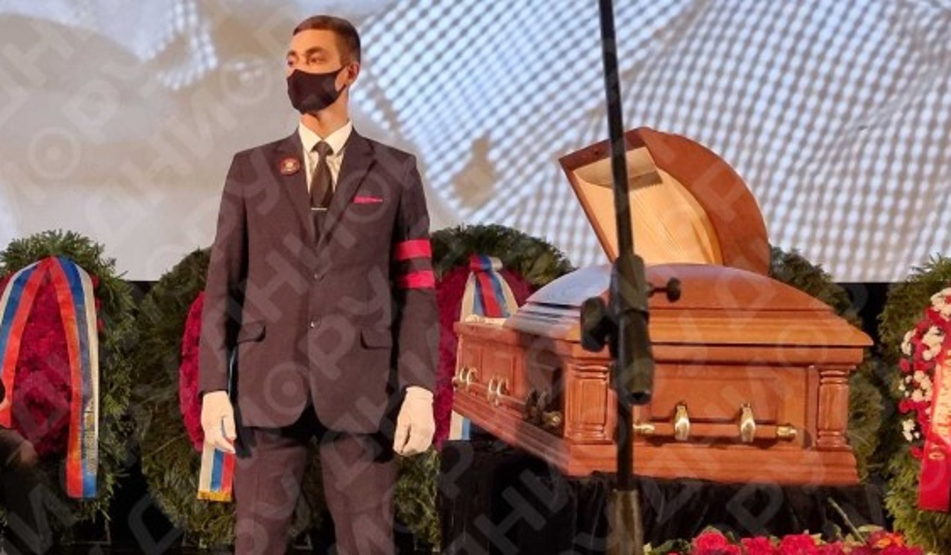 Как выглядит могила Владимира Меньшова через пять лет после похорон