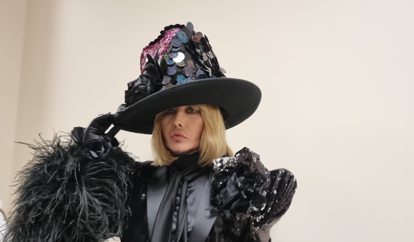 Известного стилиста Зверева несколько лет третирует пожилая шизофреничка