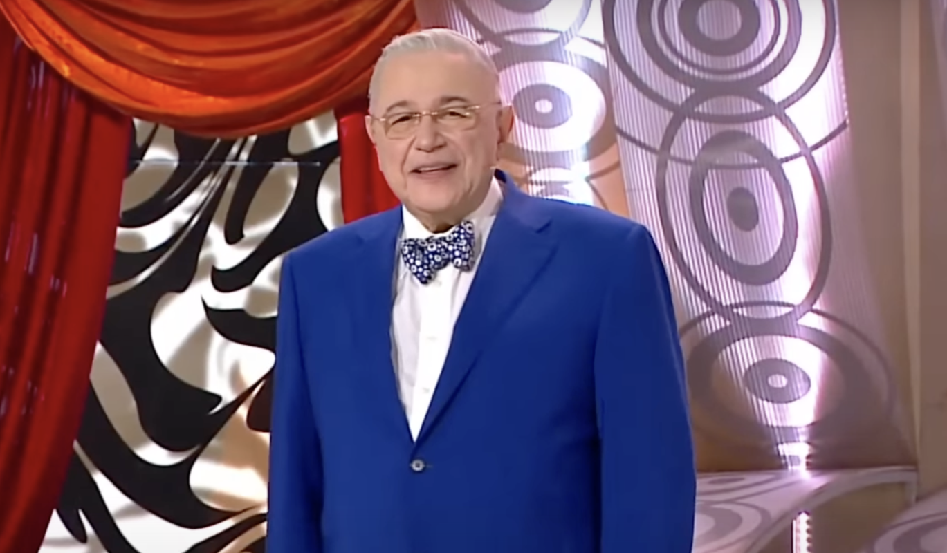 Почуявшего свободу Петросяна застали за флиртом с молоденькой блондинкой