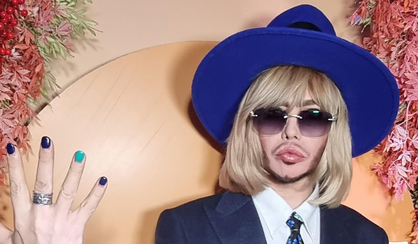 Звездный стилист Зверев лишил своего сына квартиры: ночует в сарае на старом матрасе