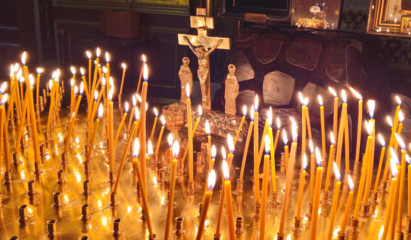 Упокой, Господи: люди несут цветы и свечи к умершей от отрыва тромба Утяшевой