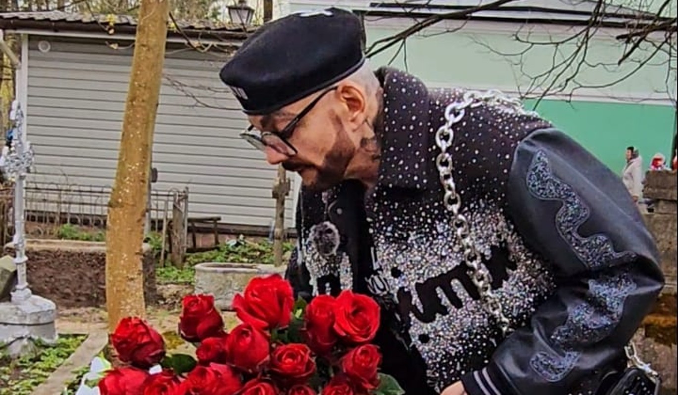 "Любимая Золушка": Киркоров с огромным букетом роз приехал на могилу Сенчиной 