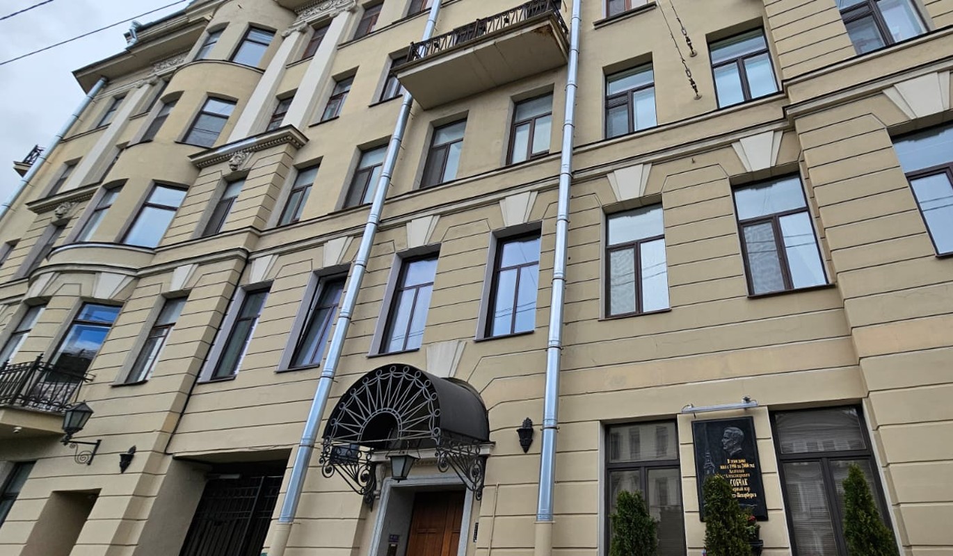 Люди несут цветы к дому Михаила Боярского 