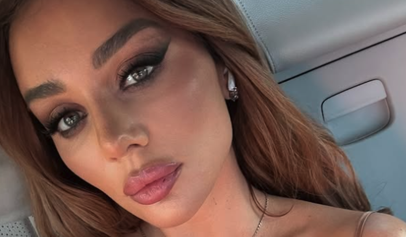 Покинувшая Россию после смерти бывшего мужа Седокова вышла в свет с дочерью