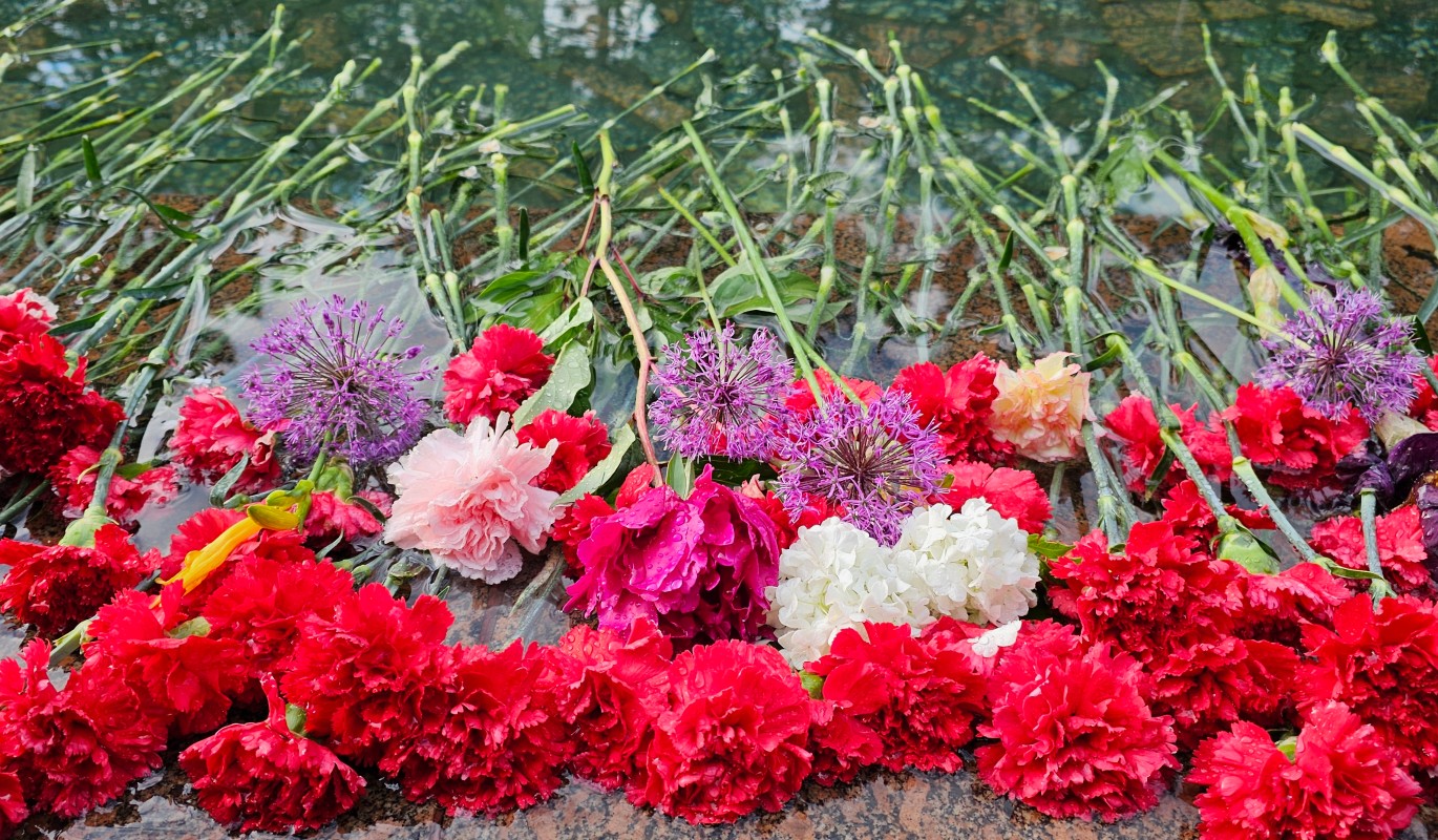 Люди несут цветы к дому Дмитрия Нагиева в центре Москвы