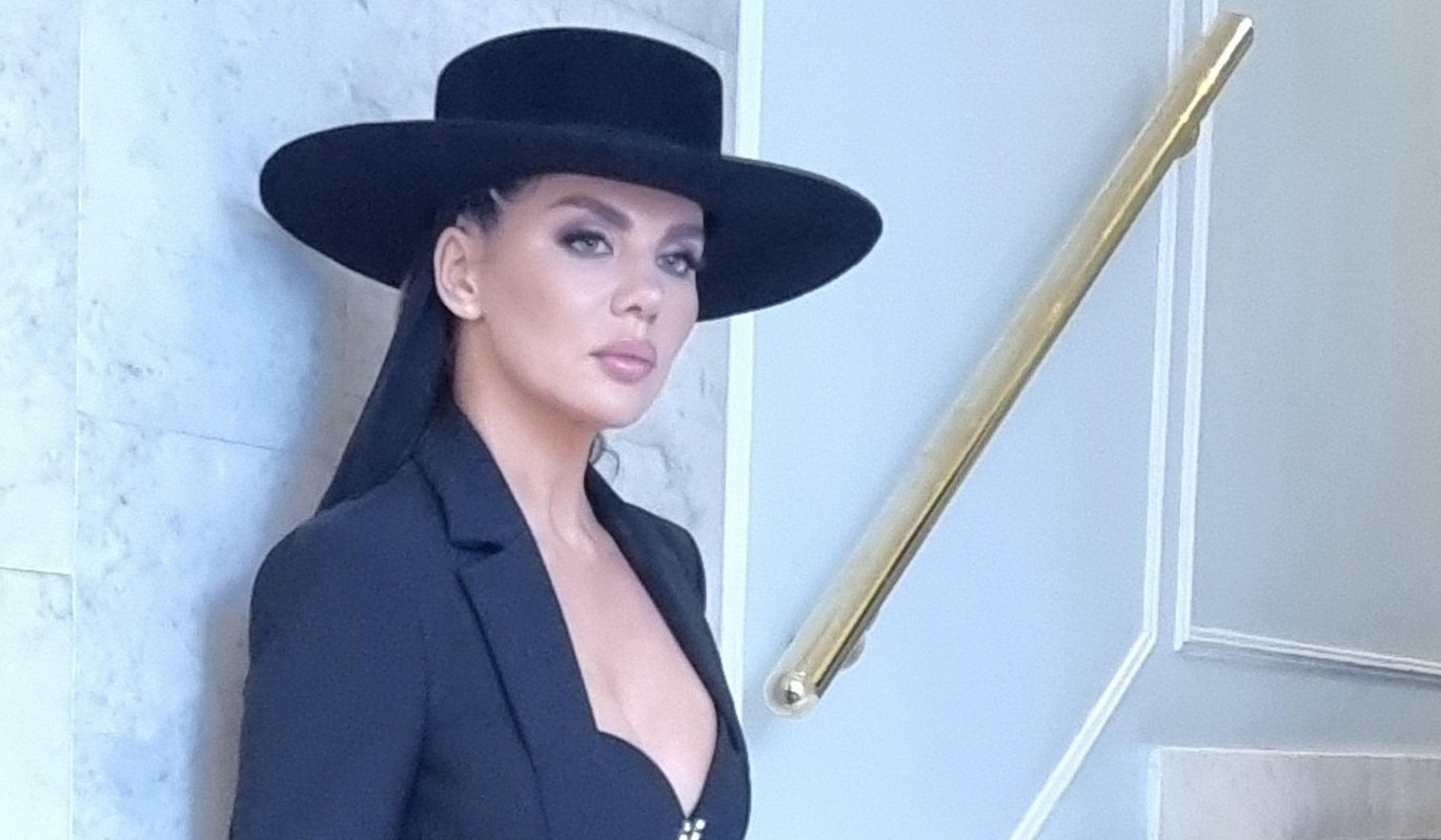 Покинувшая Россию Седокова разделась на публике: Ни стыда, ни совести