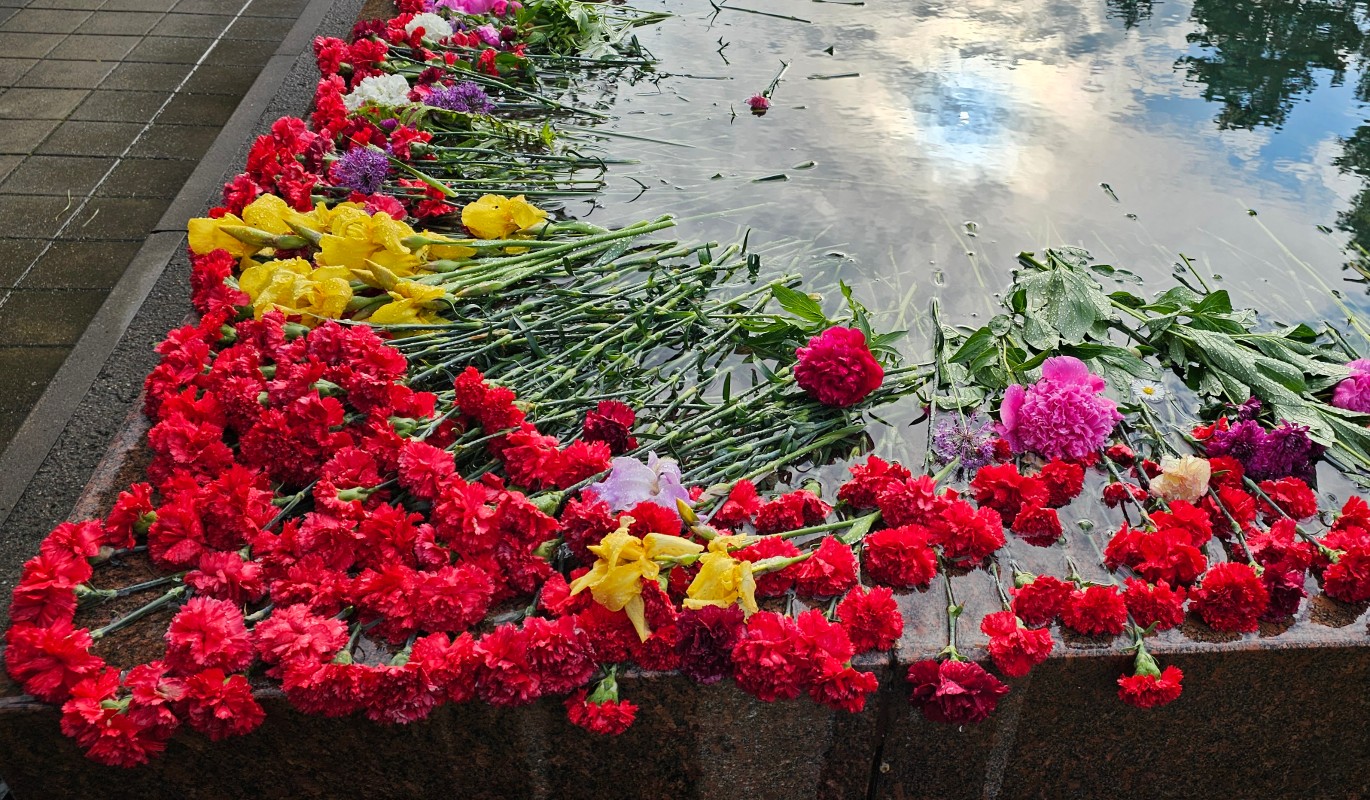Люди несут цветы к знаменитому на всю Москву дому Глюкозы