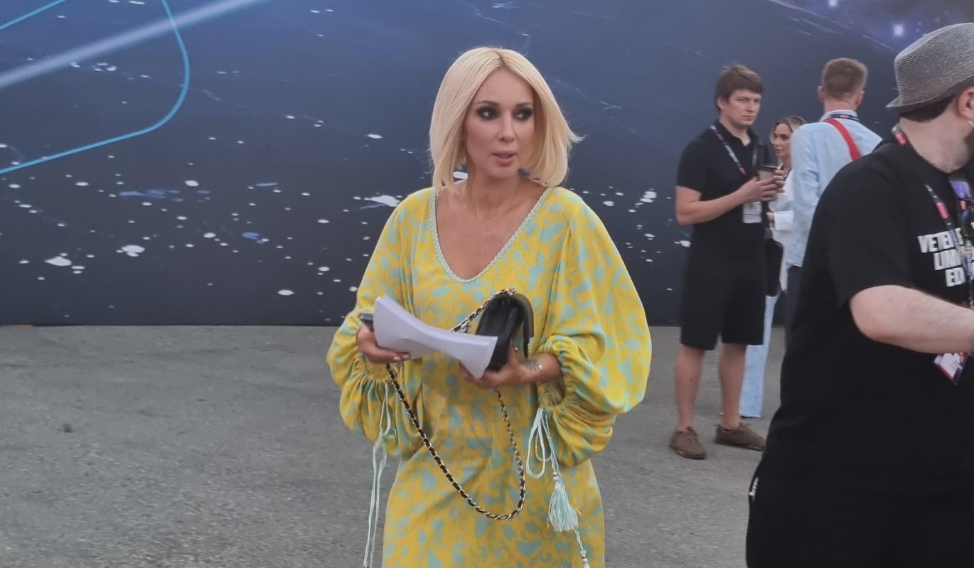 Упала в ноги Крутому и пустилась в пляс: Кудрявцева удивила коллег на собственном юбилее