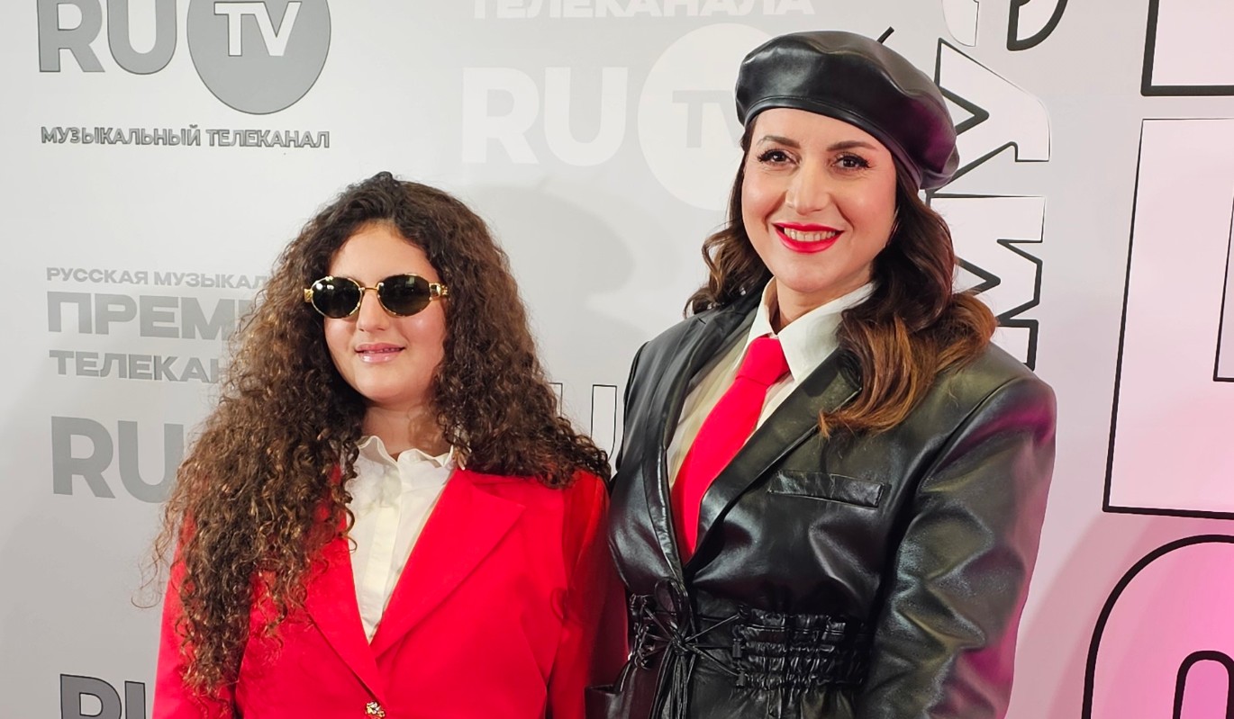 Настоящая звезда: Жасмин похвасталась красивой взрослой дочерью