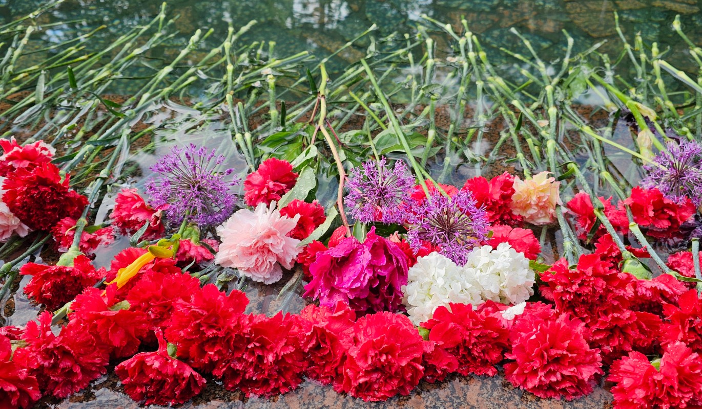  "Мэри Поппинс, до свидания!": люди несут цветы к дому Натальи Андрейченко в центре столицы