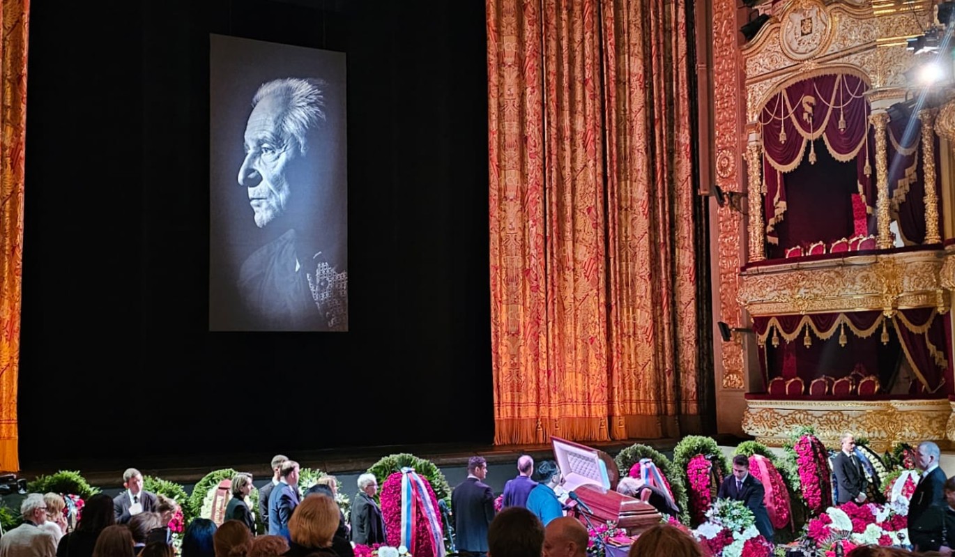 Принесите воды: рыдающей Волочковой стало плохо у гроба Григоровича 