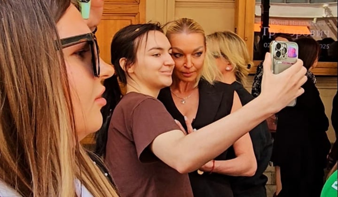 Целовали руки и брали автографы: панихида по Григоровичу превратилась в бенефис Волочковой 