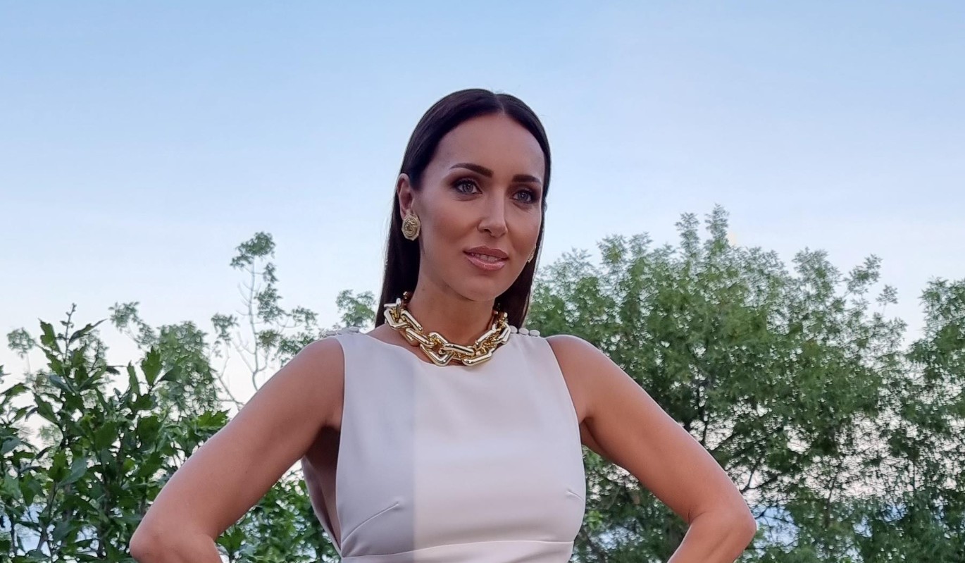 Оголившаяся на публике Алсу вызвала шквал эмоций у поклонников