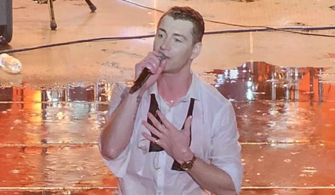 На выступлении Алексея Воробьева случилось ЧП из-за разгулявшейся стихии