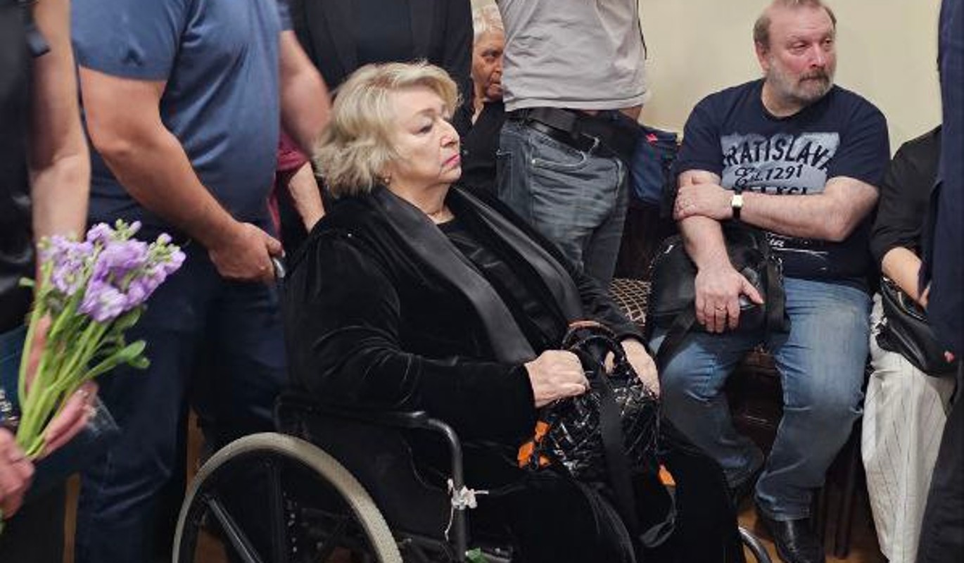 Тренера Тарасову в инвалидном кресле подвезли к гробу режиссера Митты 