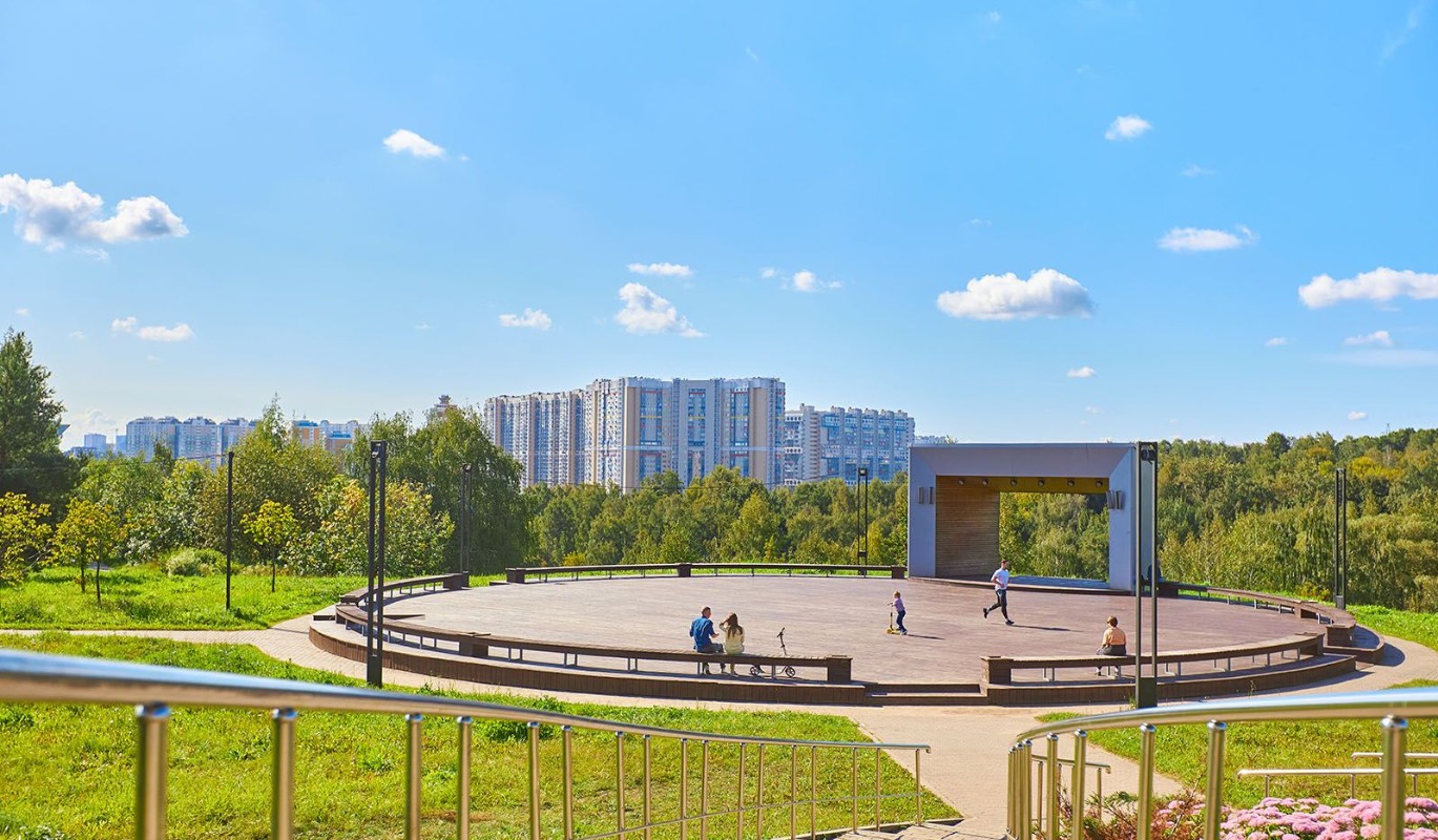 Концерты, йога, живопись на пленэре: чем заняться в парках Москвы в выходные