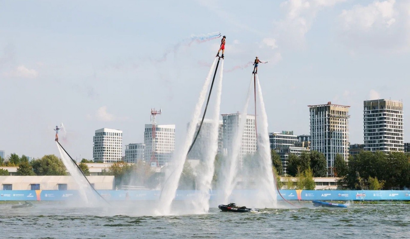 Посетители фестиваля водных видов спорта увидят уникальные трюки на Гребном канале
