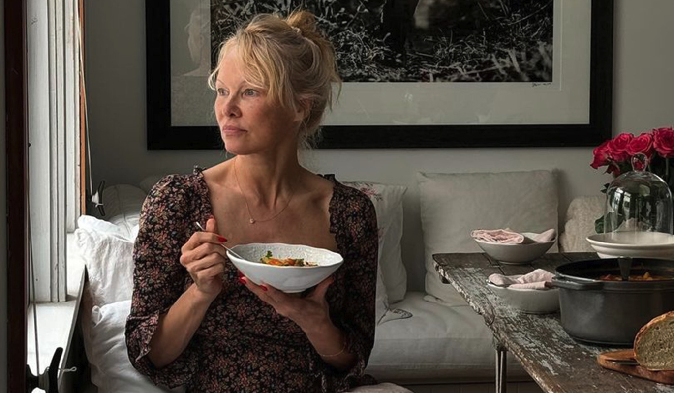 58-летняя Памела Андерсон вышла в свет с рыжими волосами на Неделе моды в Париже