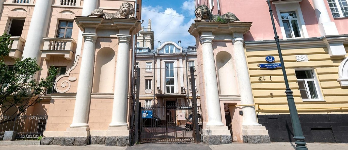 "Дом со львами": в Ермолаевском переулке возрождают исторический облик памятника архитектуры